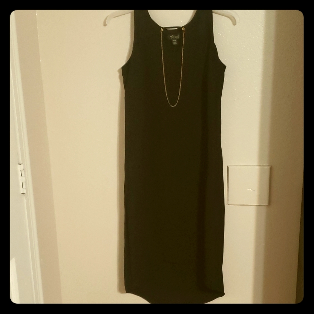 Sleevless black dress